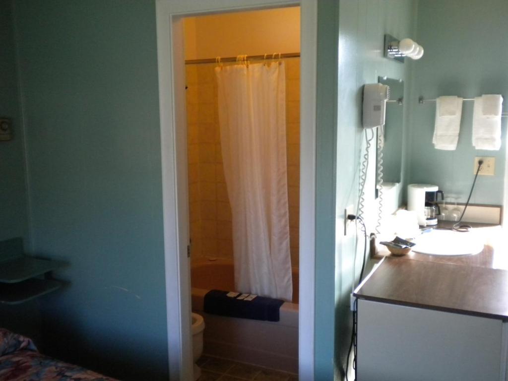 Pleasant View Motel Summerland Room photo