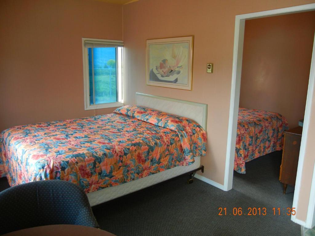 Pleasant View Motel Summerland Room photo