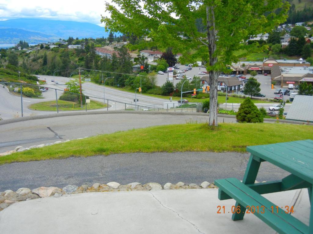 Pleasant View Motel Summerland Exterior photo