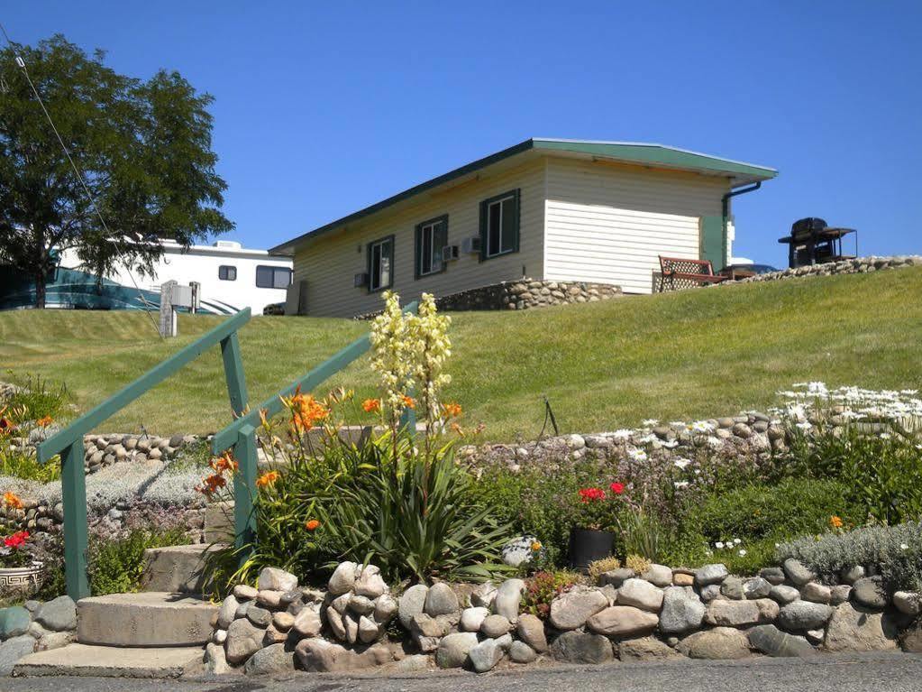 Pleasant View Motel Summerland Exterior photo